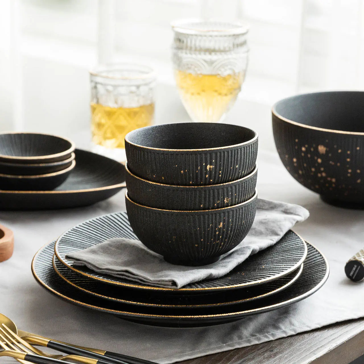 Nordic Black Tableware Set with Gold Trim (Dinner Plates)