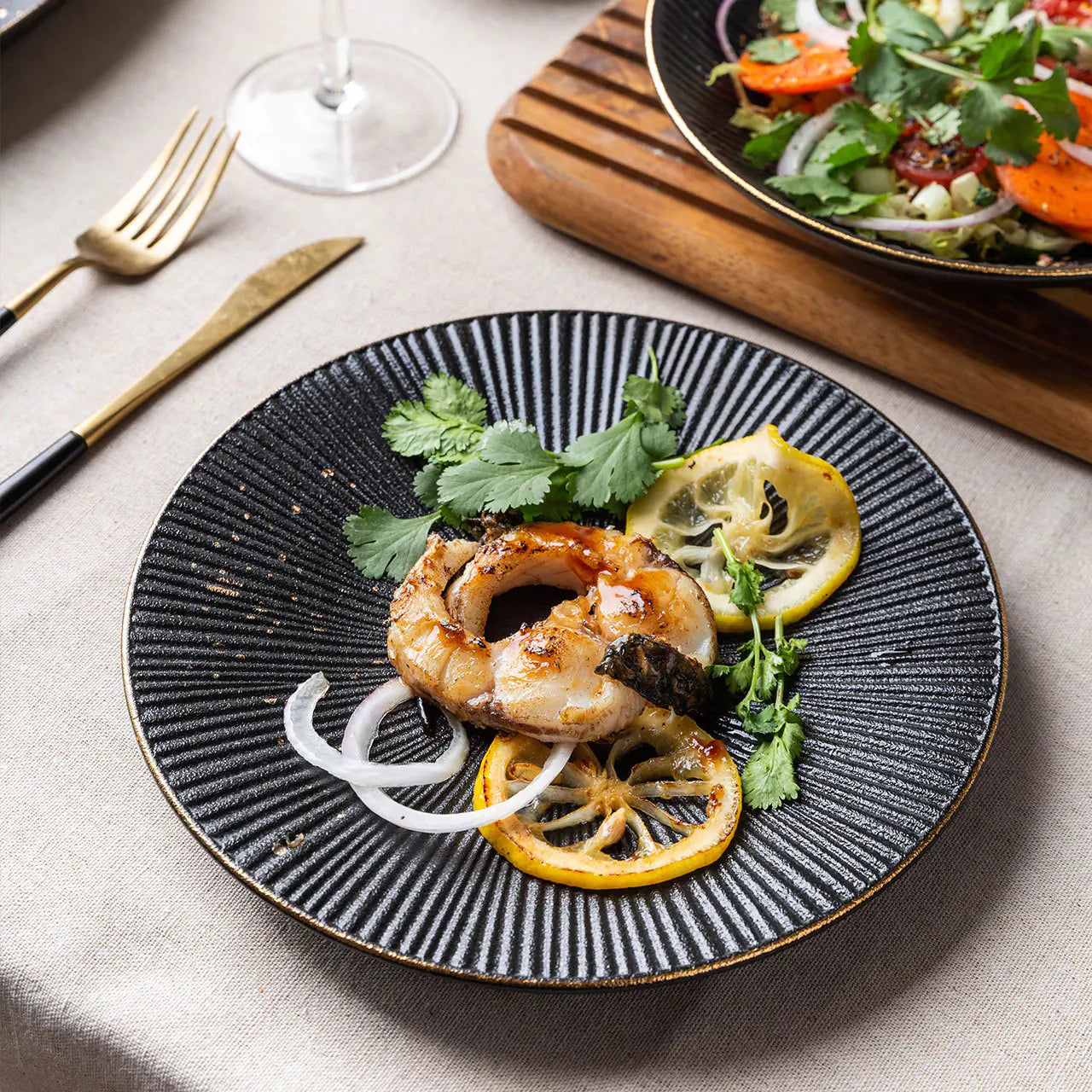 Nordic Black Tableware Set with Gold Trim (Dinner Plates)