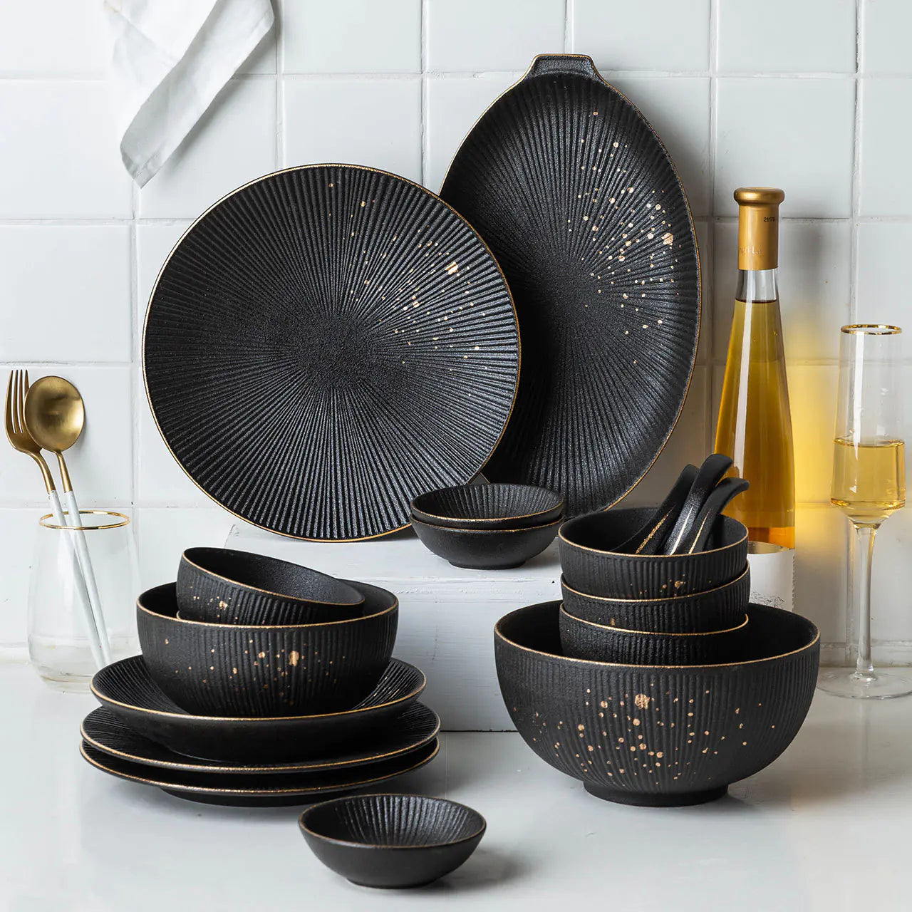 Nordic Black Tableware Set with Gold Trim (Dinner Plates)